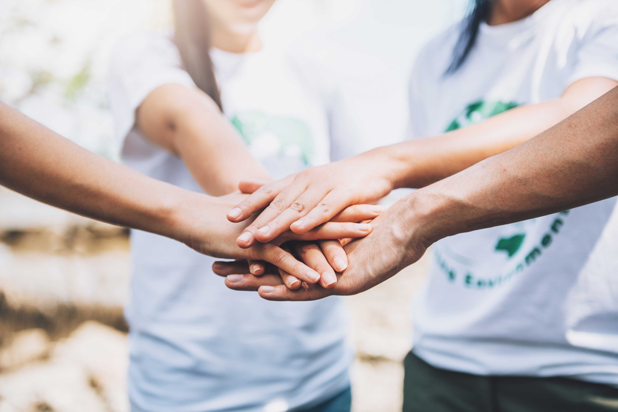 eedd-primer-plano-personas-voluntarias-trabajo-equipo-poniendo-dedo-forma-estrellamanos-juntaspila-manosunidad-trabajo-equipo-dia-mundial-medio-ambiente